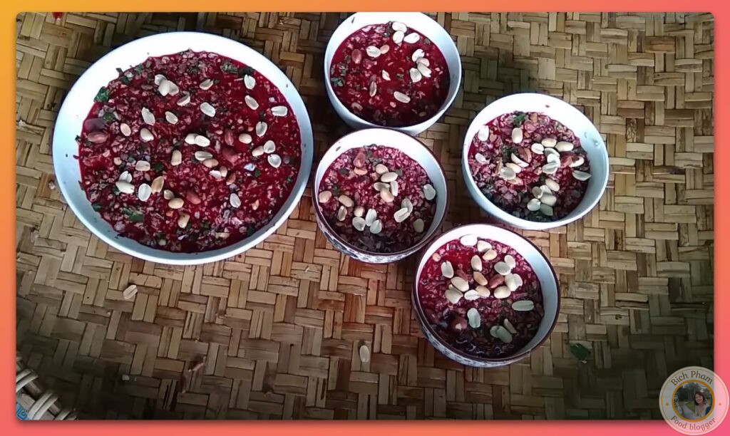 Thêm lạc rang để trang trí và tăng độ ngon của món tiết canh vịt